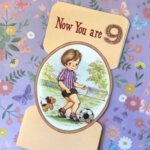 Cartão de aniversário raro vintage/retro dos anos 1970 "Agora você tem 9 anos" - Menino fofo jogando futebol com seu cachorro - Doce saudação dentro