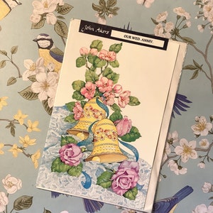Tarjeta vintage rara de aniversario de bodas de la década de 1980 con un impresionante par de campanas y un bonito diseño floral. Tarjeta para enmarcar. Saludo simple.