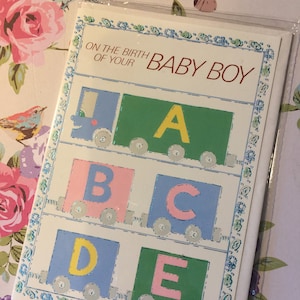Tarjeta rara vintage/retro de la década de 1970 con la frase "Por el nacimiento de tu bebé" - Diseño de camión de juguete encantador - Verso dulce - Nuevos padres amantes del estilo vintage/retro