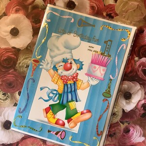 RARE vintage/Retro Circa 1980s 'Beaucoup de plaisir d'anniversaire Now You Are 1' Carte avec un joli clown et un gâteau d'anniversaire et un verset doux - Nostalgie