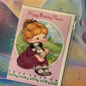 Cartão RARE Vintage/Retro Circa 1980 'Happy Birthday Nanna' com design ADORÁVEL de menina e cachorro - Nostalgia/Vintage Lover Nanna - Sweet Verse