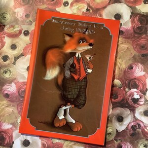 Cartão frontal de plástico brilhante EXTREMAMENTE raro vintage/retro por volta dos anos 1970 'Desejos de aniversário para um marido querido' - Design retrô super fofo de raposa