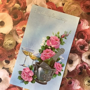 RARITÄT Echtes Vintage Circa 1950er Jahre '25th Hochzeitsjubiläum' Atemberaubendes Blumen- & Champagner-Design mit süßem Vers - Nostalgische Karte - süßer Vers
