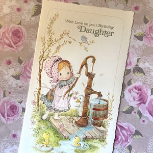 Cartão RARO retrô/vintage por volta dos anos 1970 'Com amor em sua filha de aniversário' projetado por Anneliese - lindo design de menina estilo 'Holly Hobbie'