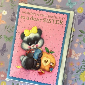 Cartão raro, vintage, sem uso, da década de 1970, "Desejando Feliz Aniversário a uma Querida Irmã", com design fofo de panda e rato "Artesanato/Costura" - Kitsch