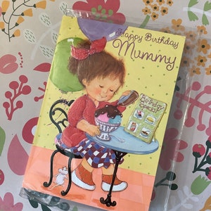 RARE Vintage Circa 1980 'Feliz Aniversário Múmia Cartão de Aniversário com ADORÁVEL Menina comendo Sorvete Design - Amante de Sorvete Mummy Sweet Verse