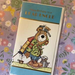 RARE True Vintage/Retro Circa 1980 'Feliz Aniversário para um Caro Tio' Cartão - Urso Engraçado com um Foguete anexado ao seu Design traseiro! Cartão retrô