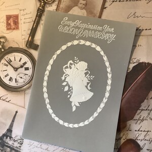 PRACHTIGE zeldzame vintage circa jaren 1960 'Elk geluk op je huwelijksverjaardag' 'Wedgwood Grey' stijl kaartbel & bloemdessin zoet vers