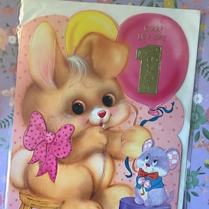 RARO Grande Vintage/Retro Circa 1970s ADORÁVEL Cartão de 1º Aniversário 'Hoje Você Tem 1 Ano' - Design de Coelho Fofo e Kitsch - Cartão de Aniversário Divertido - Adereço de Filme