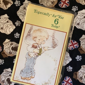 RARE Vintage/Retro 1980 'Especialmente para vocês 6 hoje!' Cartão de aniversário ADORÁVEL Menino segurando um desenho de cachorrinho doce - Cartão nostálgico - Verso doce