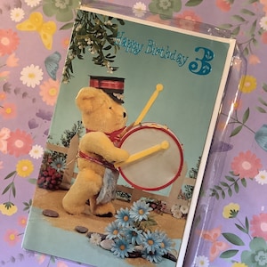 RARE Vintage Circa 1970 'Happy Birthday 3' Simpatico Orsacchiotto retrò che suona un tamburo Carta fotografica - Versetto dolce - Amante dell'orsacchiotto - Carta sgualcita