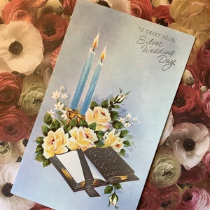 ZELDZAME True Vintage Circa jaren 1950 'Om uw zilveren trouwdag te begroeten' Prachtige bloemen, aangestoken kaarsen & Bijbelontwerp - Zoet vers - Nostalgische kaart