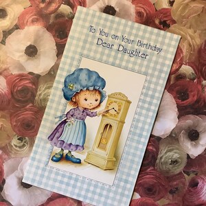 RARE carte rétro/vintage des années 1970 « À vous le jour de votre anniversaire chère fille » - Jolie fille de Style « Holly Hobbie » et conception d'horloge grand-père