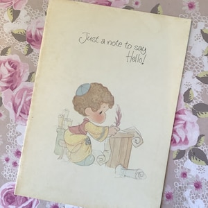 非常に珍しいヴィンテージ 1979 年未記入の「貴重な瞬間」バースデー カード。机に向かって書いているかわいい男の子のデザイン - ヴィンテージ/レトロ/ノスタルジア ラバー