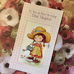 Carte RARE rétro/vintage vers les années 1970 « To You on Your Birthday Dear Daughter » - Jolie fille de style « Holly Hobbie » faisant du jardinage