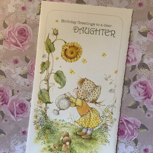 RARE carte rétro/vintage des années 1970 « Salutations d'anniversaire à une fille chère » conçue par Anneliese - Jolie fille de style « Holly Hobbie »