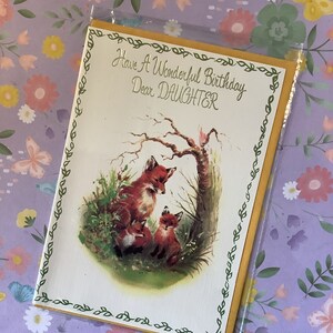 Cartão RARO Retro Vintage Circa 1970 'Tenha um Aniversário Maravilhoso, Querida Filha' - Design de Raposas Doces na Floresta Verso Sentimental - Nostalgia