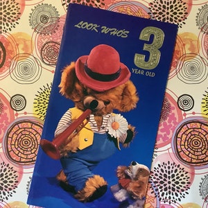 Cartão de aniversário EXTREMAMENTE raro vintage por volta de 1970 'Look Who's 3' Retro 'Músico' Teddy Bear & Dog Photo Card - Cartão nostálgico - SEM ENVELOPE