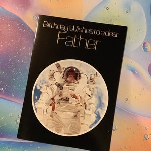 FABULEUSE carte photo rétro vintage/rétro des années 1980 « Souhaits d'anniversaire à un père cher », représentant un astronaute dans l'espace ! - Père fan de l'espace