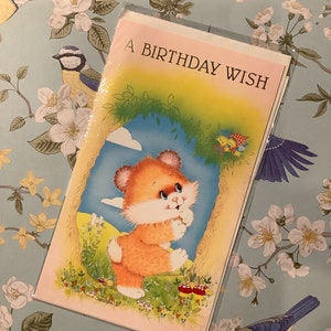 ZELDZAME Vintage Circa jaren 1980 'A Birthday Wish' Card met Kitsch Bear & Sweet Little Chicks Design - Zoete groet - Een nostalgische kaart om te schat