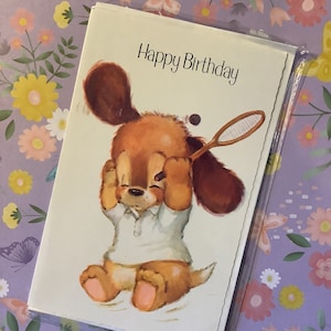 Cartão RARO Vintage/Retro por volta dos anos 1970 de 'Feliz Aniversário' - Design fofo de cachorro jogando tênis - Cartão retrô/vintage amigo amoroso/parente