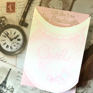 Carte vintage/rétro vers les années 1980 « Avec amour pour notre nouvelle petite-fille » Adorable bavoir rose pour bébé - carte nostalgique à chérir - vers doux