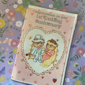 Cartão raro vintage da década de 1980 'Parabéns pelo seu primeiro aniversário de casamento' - Design fofo de casal de ursinho de pelúcia e verso doce - Amantes retrô