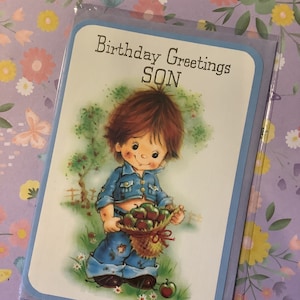 EXTREMAMENTE RARO Vintage Circa 1970s 'Birthday Greetings Son' Cartão com Menino Bonito em Jeans Segurando um Chapéu Cheio de Maçãs! Cartão Retro Lover Son