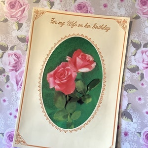 Estremamente RARO vintage degli anni '60 circa 'Per mia moglie nel giorno del suo compleanno' Biglietto fotografico con rose rosa sul davanti in plastica - Versetto sentimentale - Biglietto nostalgico