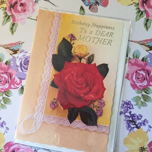 Rare Vintage non écrit Circa 1960s Anniversaire Bonheur À une chère mère Carte SUPERBE Rose Rouge Design Sentimental Verset Floral Aimant Mère