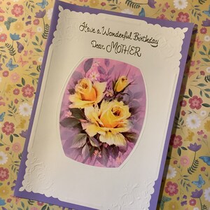 Rare millésime non écrit Circa 1960 'Have a Wonderful Birthday Dear Mother' Card Yellow Roses Design Sentimental Verse - Floral Loving Mother