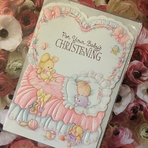 Vintage circa anni '80 Biglietto "Per il battesimo del tuo bambino" ADORABILE Baby & Soft Toys Design - Decorato all'interno e ha un verso dolce e sentimentale