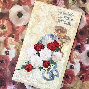 ZELDZAME True Vintage Circa jaren 1950 'Beste wensen op uw zilveren bruiloft' Prachtige bloemen- en champagnefotokaart en klokkenontwerp - Zoete verskaart