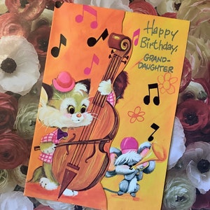 EXTREMAMENTE RARO Cartão Vintage Circa 1960 'Feliz Aniversário, Neta' ADORÁVEL Design de Banda Animal Frente Desdobrável Verso Doce - Cartão para Guardar