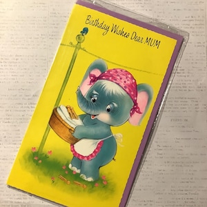 Cartão RARO Vintage Circa 1970s 'Birthday Wishes Dear Mum' - Design adorável e kitsch de elefante lavando roupa - Sweet Verse - Nostalgia Lover