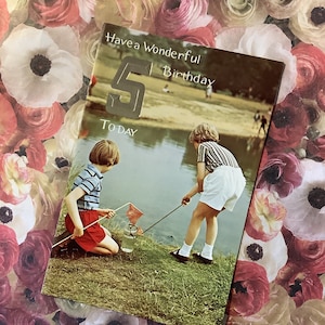 EXTRÊMEMENT RARE carte photo rétro vintage des années 1970 « Have a Wonderful Birthday 5 TODAY » avec 2 enfants pêchant avec des filets - Nostalgie