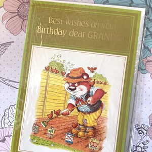 Cartão RARO vintage/retro por volta dos anos 1970 'Felicidades no seu aniversário, querido vovô' - lindo design de urso de 'jardinagem' por Mike Sherard - verso doce