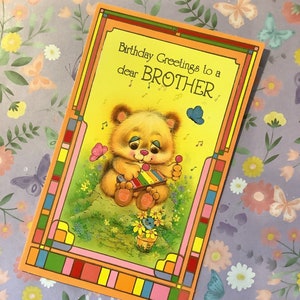 Cartão RARO Vintage Circa 1970s 'Saudações de aniversário para um querido irmão' - Urso fofo, divertido e kitsch tocando um design de xilofone - Verso doce - Retro