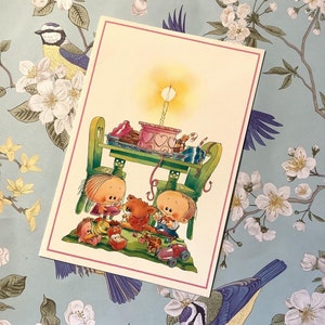 RARE carte vierge vintage de 1981 intitulée « Fête d'anniversaire » par l'artiste Mik Brown - Conception de style dessin animé mignon d'un mignon petit garçon, fille et ours