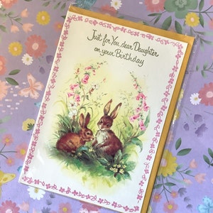 Cartão RARE Retro/Vintage Circa 1970 'Só para você, querida filha no seu aniversário' - Coelho doce e design floral com verso sentimental