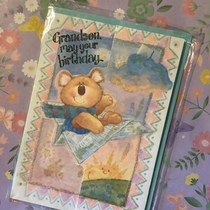 Cartão de aniversário RARO vintage/retro por volta dos anos 1990 de 'neto' com urso ADORÁVEL em um design de tapete voador com um toque de brilho - cartão fofo