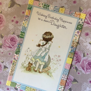 Raro vintage por volta de 1970 'Desejando felicidade de aniversário para uma querida filha' Design super fofo de menina e cachorro - cartão desenhado por A. Noel