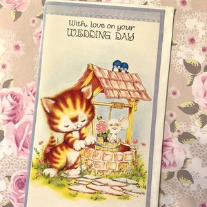 Impresionante tarjeta vintage/retro sin usar de la década de 1970 con la frase "Con amor en el día de tu boda" con un lindo diseño de gato, ratón y pájaros azules. Dulce verso sentimental.