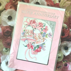 ZELDZAME Vintage Circa jaren 1980 'Met liefdevolle wensen op onze zilveren jubileumkaart - Zeer mooi paar klokken en bloemmotief - Zoete groet