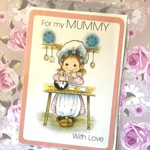 RARE et superbe carte inutilisée vintage des années 1970 « For my Mummy With Love » - Jolie fille de style « Hollie Hobbie » Design - Doux voeux