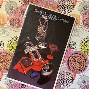 ZELDZAME vintage/retro kaart uit circa jaren 1970 met 'beste wensen voor je 40e verjaardag' - fotokaart super retro trompet, cocktail en sigaar - kitschkaart