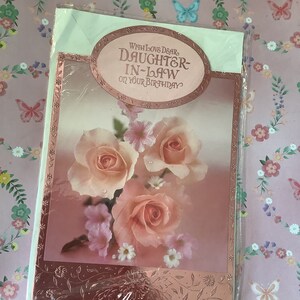 Vintage não utilizado por volta de 1970 'Com amor, querida nora em seu aniversário' Cartão com fotos retrô de rosas rosa - verso sentimental - cartão nostálgico