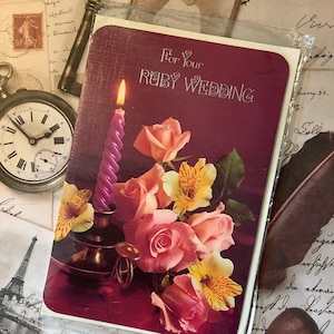 RARO SIN UTILIZAR Vintage Circa 1970s 'For Your Ruby Wedding' Aniversario Floral & Lit Candle Photo Card - Aniversario de 40 años - Tarjeta para atesorar