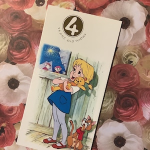 RARE Vintage Circa 1970 Walt Disney Productions '4 Years Old Today' Card con una scena del film 'The Rescuers' Design - A Card To Treasure