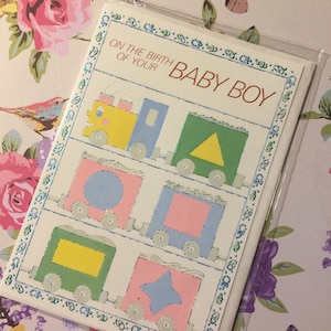 Tarjeta rara vintage/retro de la década de 1970 con la frase "Por el nacimiento de tu bebé" - Diseño de tren de juguete adorable - Verso dulce - Nuevos padres amantes del estilo vintage/retro
